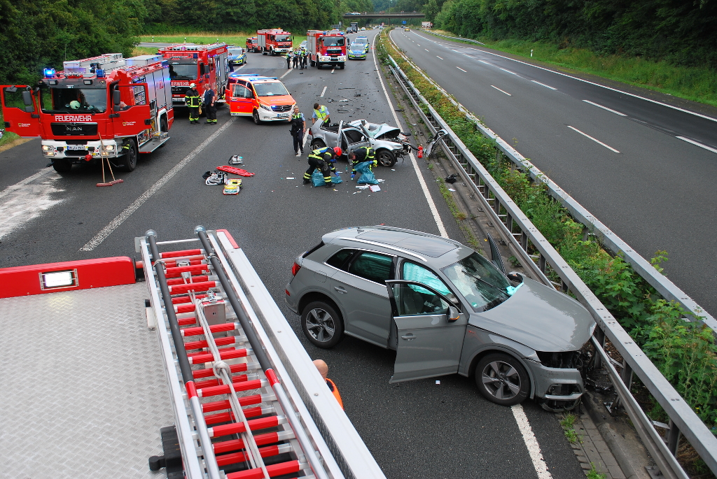 Schwerer Unfall Auf A46 – 2 Rettungshubschrauber Im Einsatz