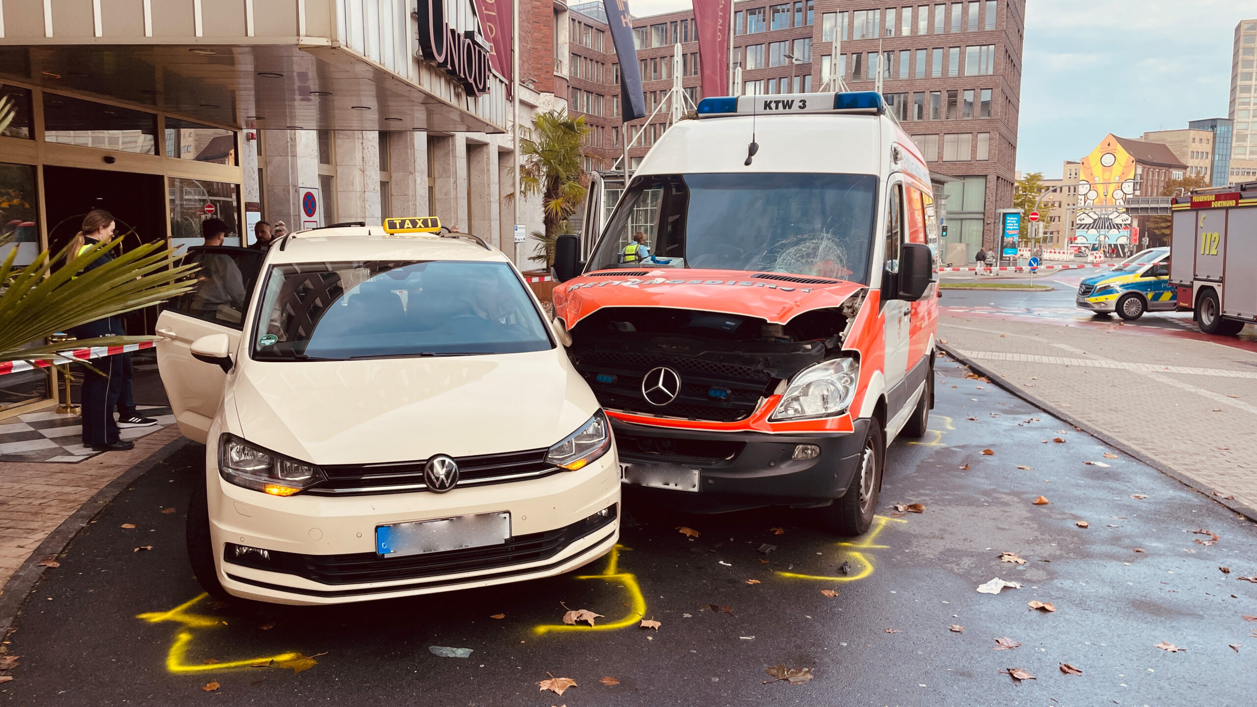 Schwerer Unfall am Dortmunder Wall: Krankenwagen erfasst Passant und prallt vor Taxi