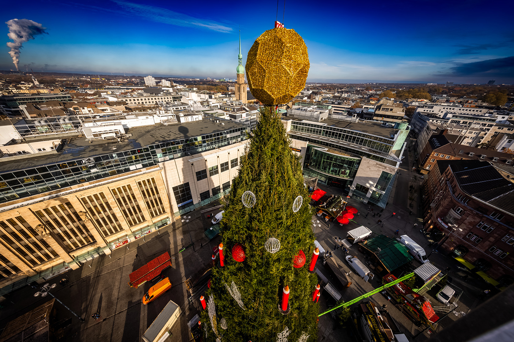 Nach Shitstorm: Goldener „Fußball“ auf Dortmunds „Weihnachtsbaum“ verschwindet wieder – Engel kehrt zurück
