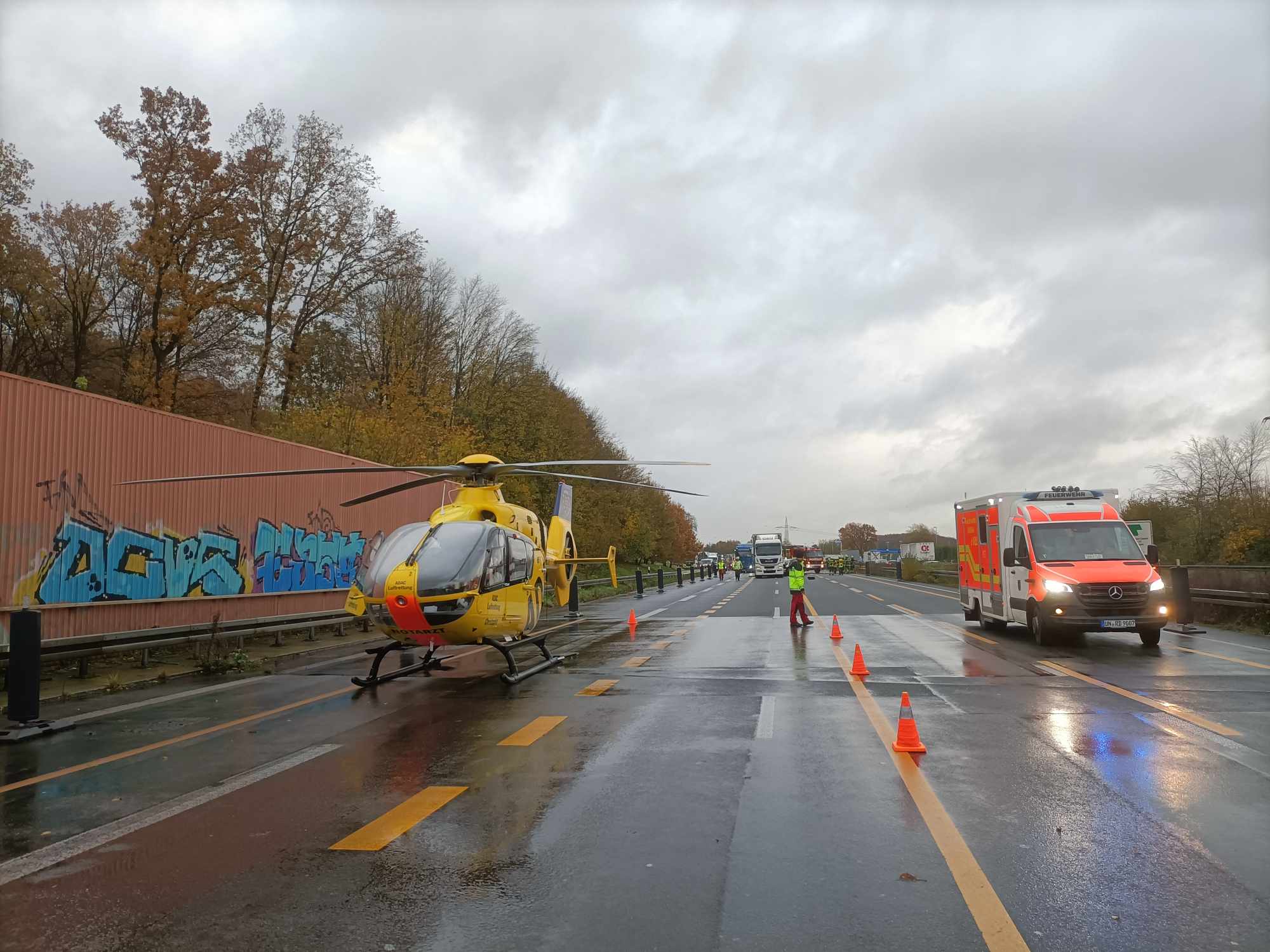 Unfall mit 2 Pkw und 2 Lkw auf A1 bei Schwerte: Fröndenbergerin (20) schwer verletzt