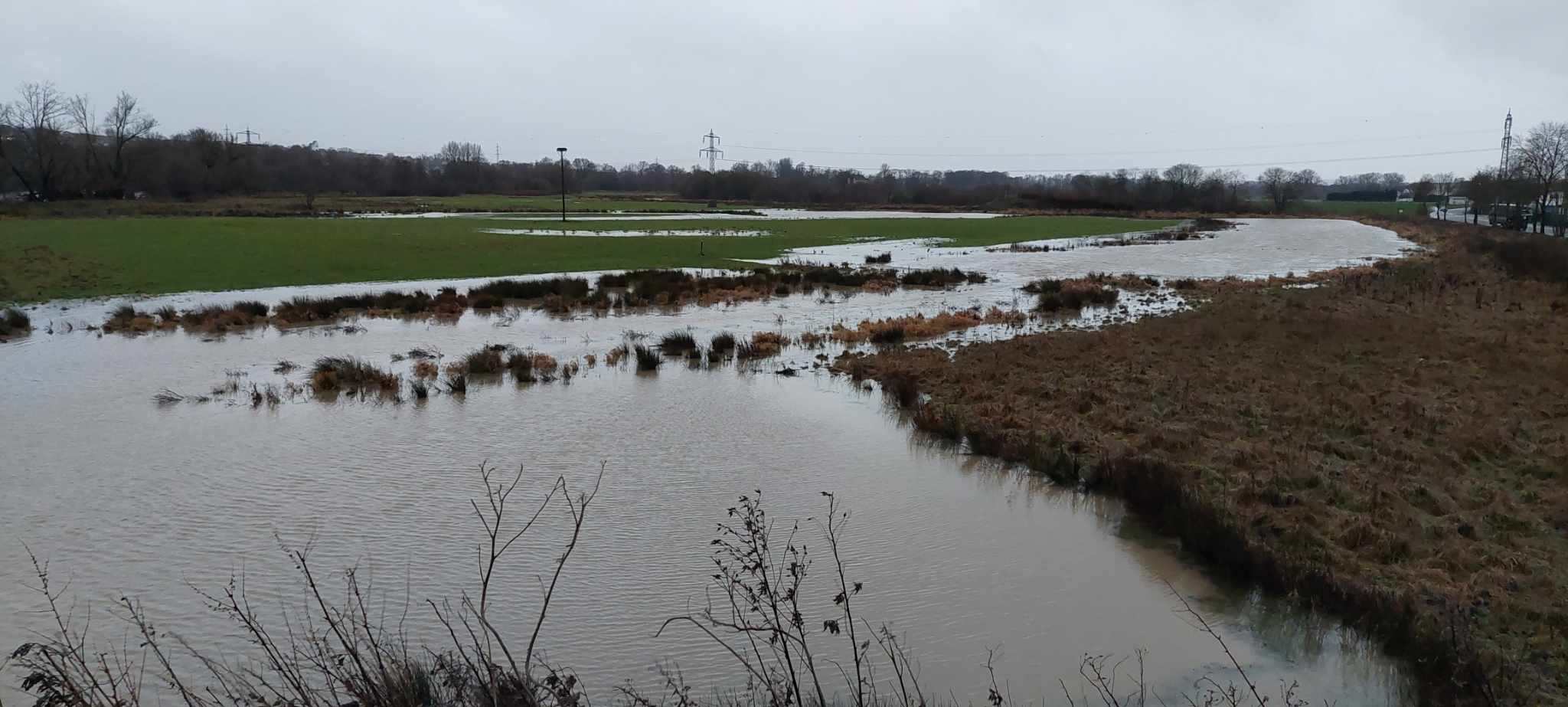 Mit Fotostrecke: Hochwasserlage spitzt sich zu: Pegel steigen weiter – Straßen gesperrt