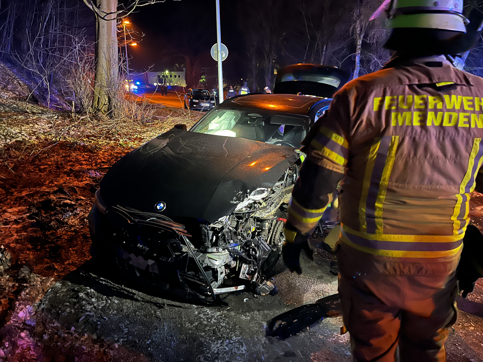 Schwere Frontalkollision im Hönnetal: Rettungshubschrauber kann wegen Drohne nicht landen Schwere Frontalkollision im Hönnetal: Rettungshubschrauber kann wegen Drohne nicht landen