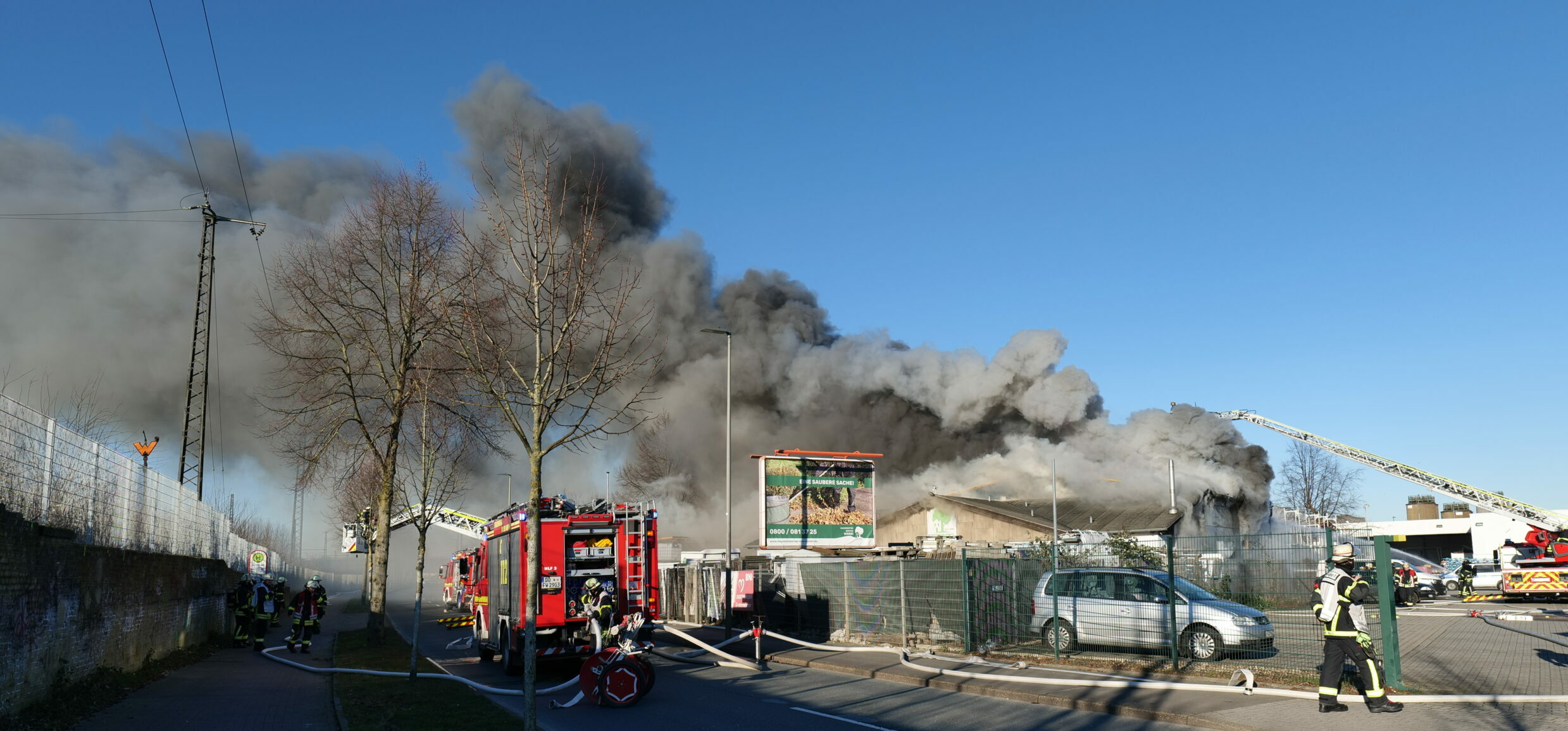 Riesige Rauchwolke zog nach Südwest – Lagerhalle mit Werkstatt nahe Dortmunder Hafen ausgebrannt
