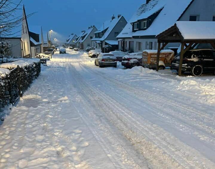Schnee satt im Märkischen Kreis – Dutzende Unfälle schon am Nachmittag – Viele Fahrzeuge auf Sommerreifen