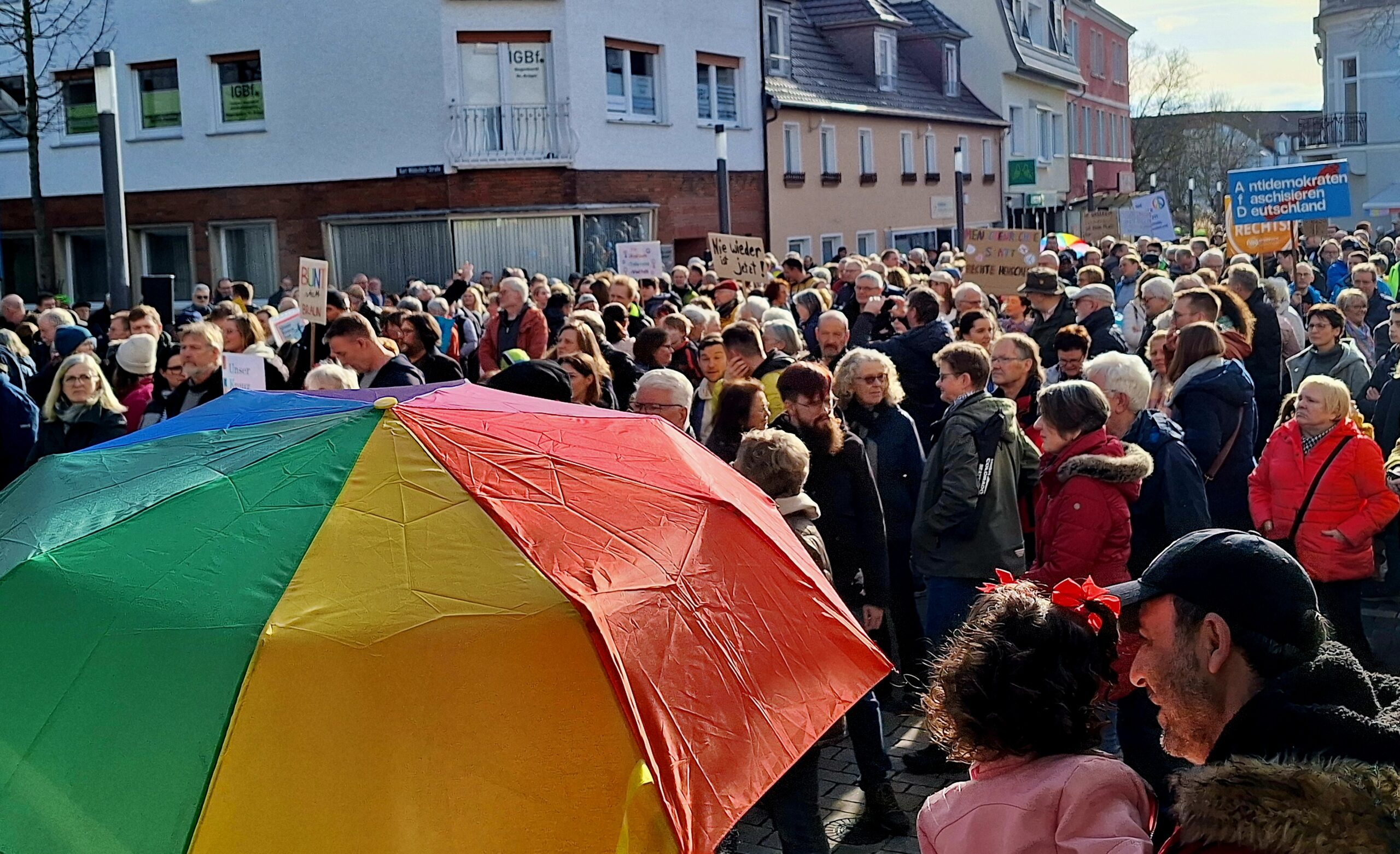 Buntes Demo-Happening in Fröndenberg mit La Ola-Welle und Raum für Differenzierungen