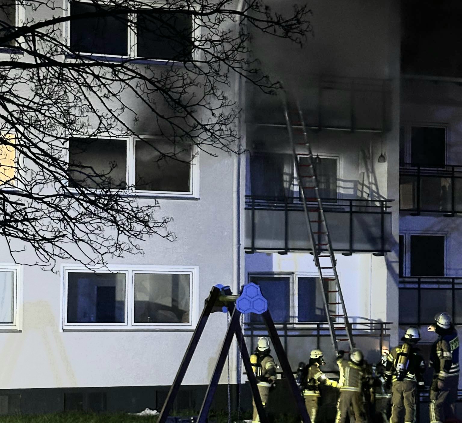 Schwere Brandstiftung in Menden: 17-jähriges Brandopfer ist verstorben – Ermittlungen wegen Tötung