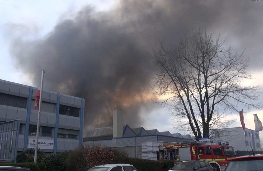 Riesige Rauchsäule durch Großbrand in Aplerbeck – Flughafenbetrieb unterbrochen