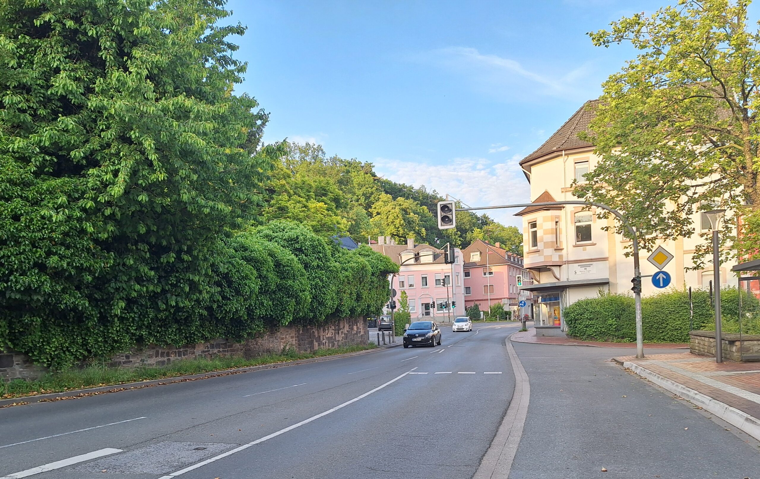 9-Jährige in Fröndenberg angefahren und schwer verletzt – Mercedesfahrer gesucht, der das Kind „rüberwinkte“