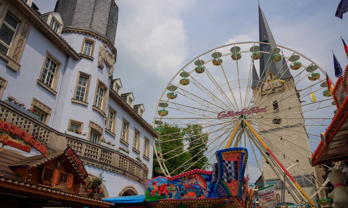 Mit 120 km/h bis zu 55 m hoch fliegen, im freien Fall mit 100 km/h abwärts: Vier Tage Pfingstkirmes in Menden – Cannabisverbot