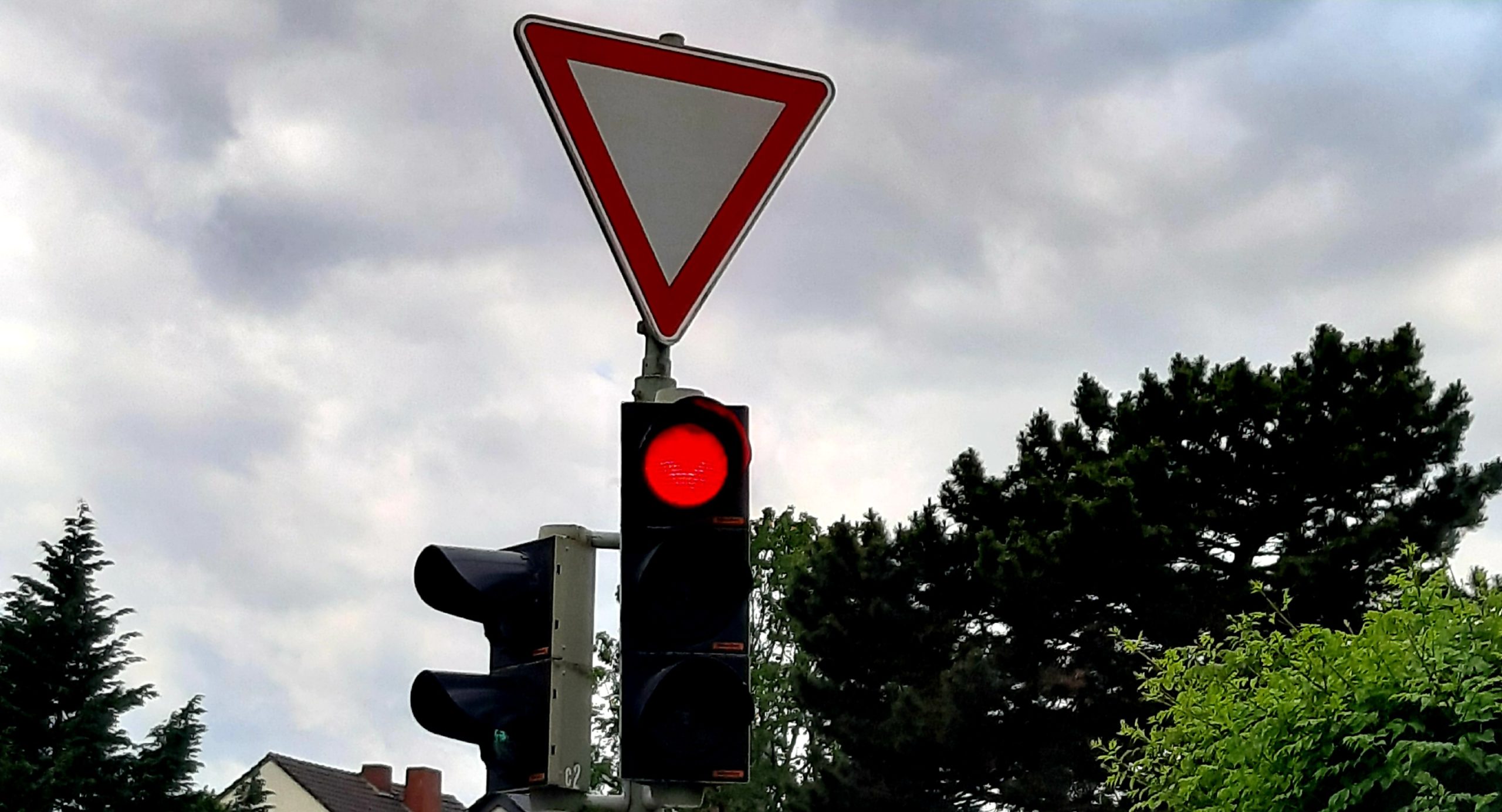 Unfall auf B1-Kreuzung bei Werl: Bergkamenerin übersieht offenbar rote Ampel – VW schleudert gegen Suzuki aus Kamen