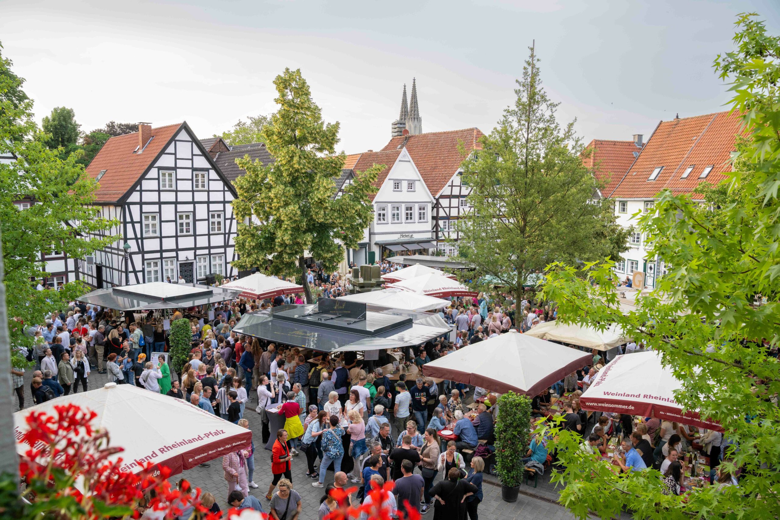 Soester Winzermarkt eröffnet zum Ferienstart den „größten Weinkeller der Stadt“