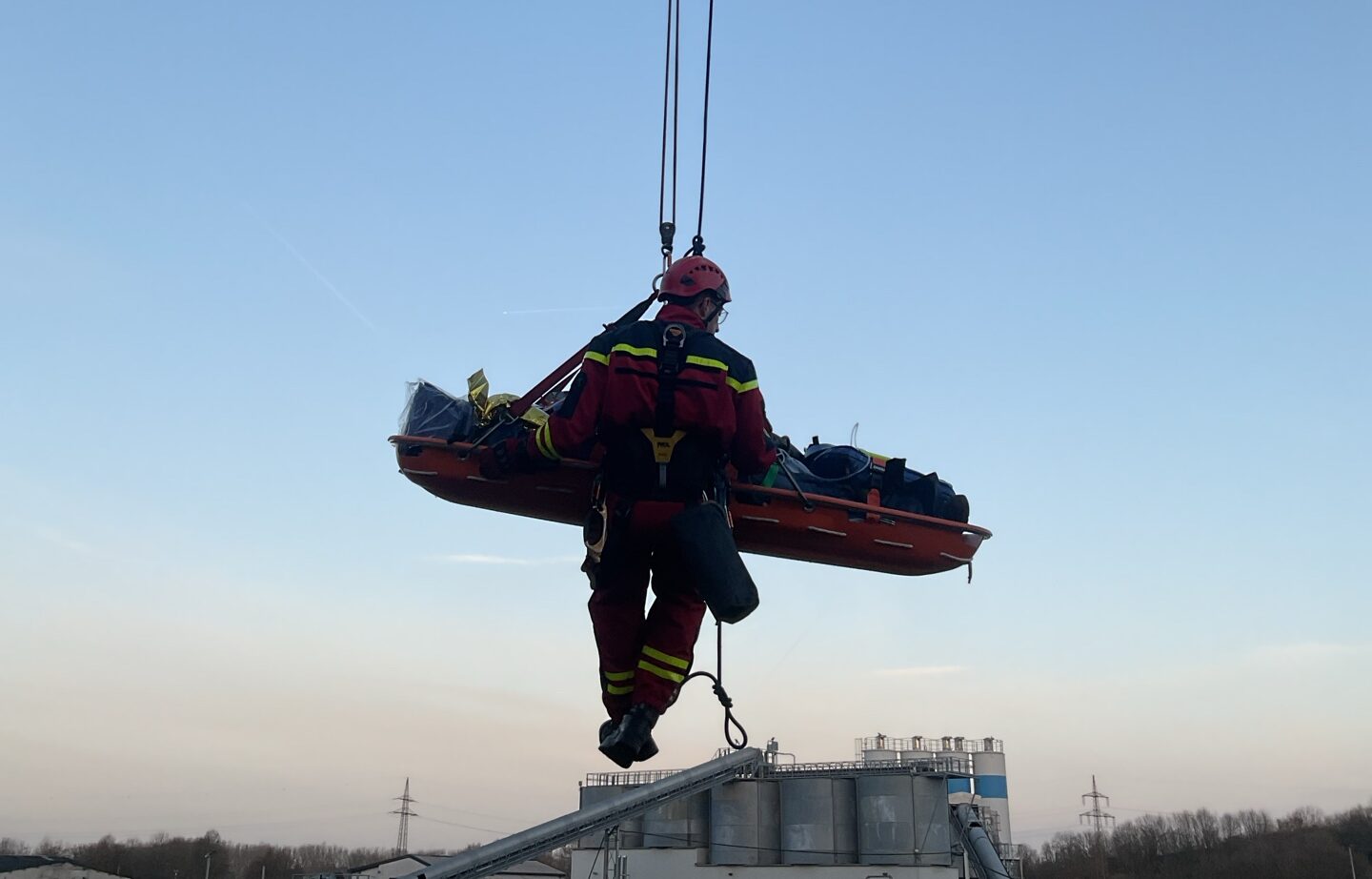 Arbeiter stürzt in Hamm auf fünf Metern in Laderaum eines Frachtschiffs – Höhenretter im Einsatz