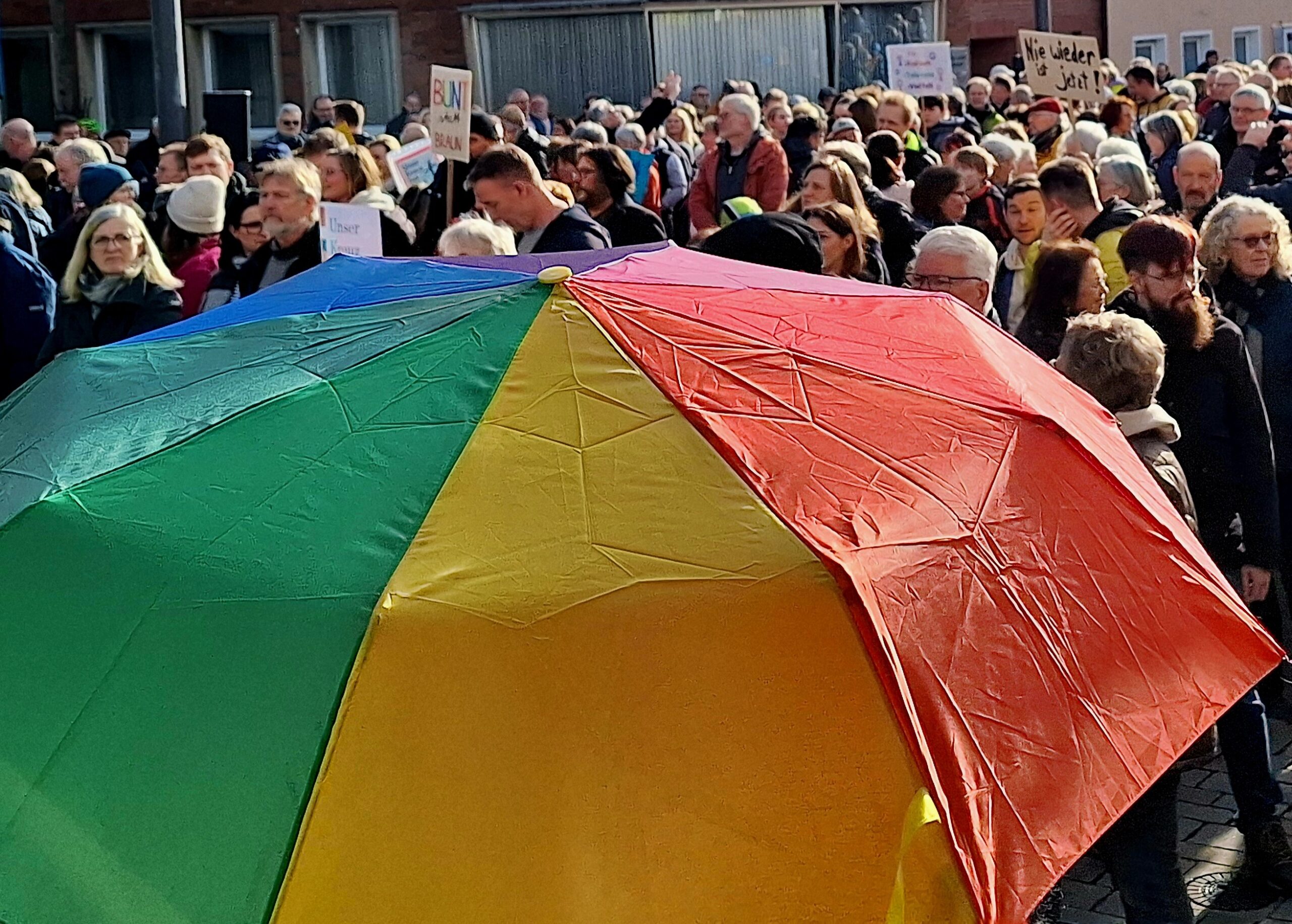 „Mit Pauken und Trompeten gegen die AfD“ – Viele „bunte Demos“ starten an diesem Wochenende in NRW