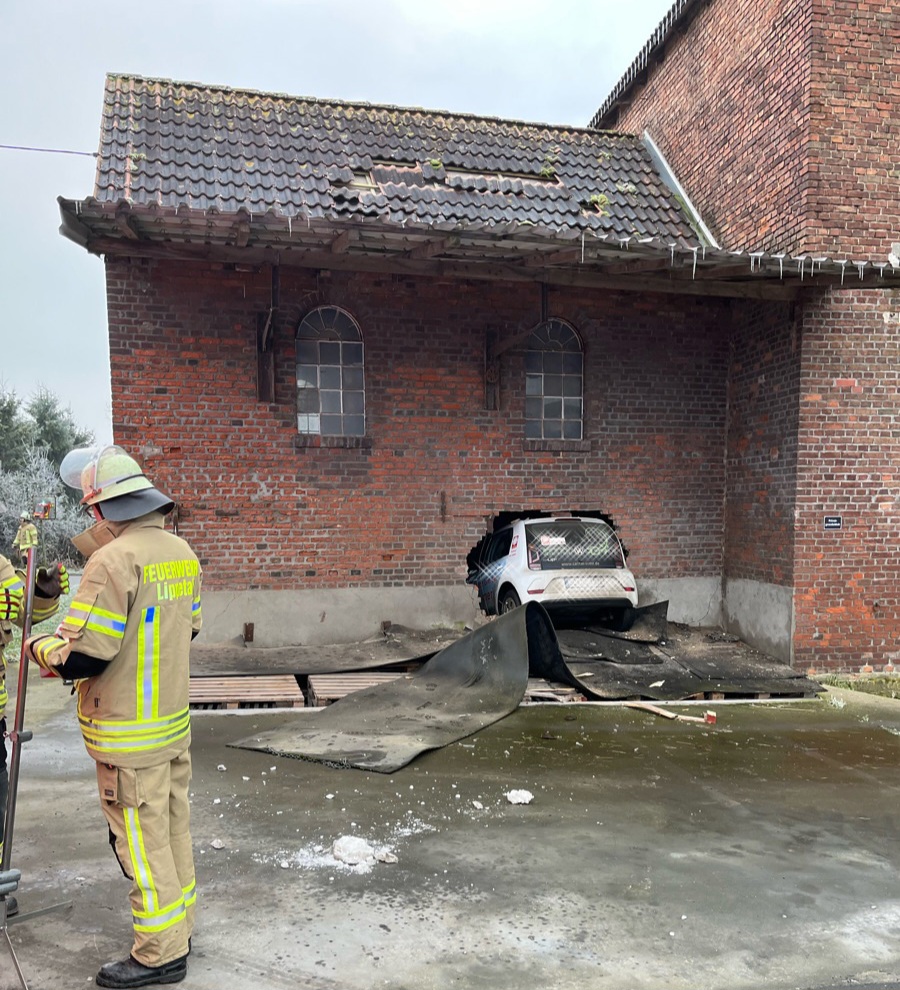 Pkw kracht in Scheune und bleibt stecken – Lebensgefahr bei Fahrerin nicht ausgeschlossen Pkw kracht in Scheune und bleibt stecken – Lebensgefahr bei Fahrerin nicht ausgeschlossen