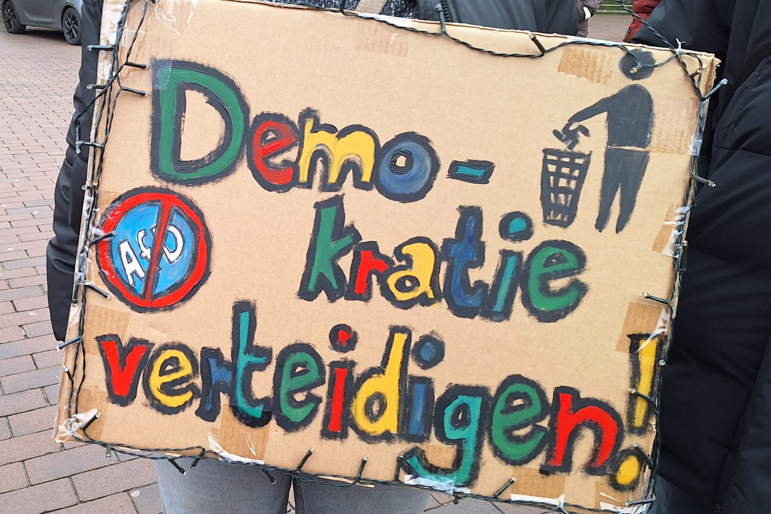 AfD-Kundgebung und „bunte Gegendemo“ am Samstag in Lippstadt – Straßensperrungen und viel Polizei