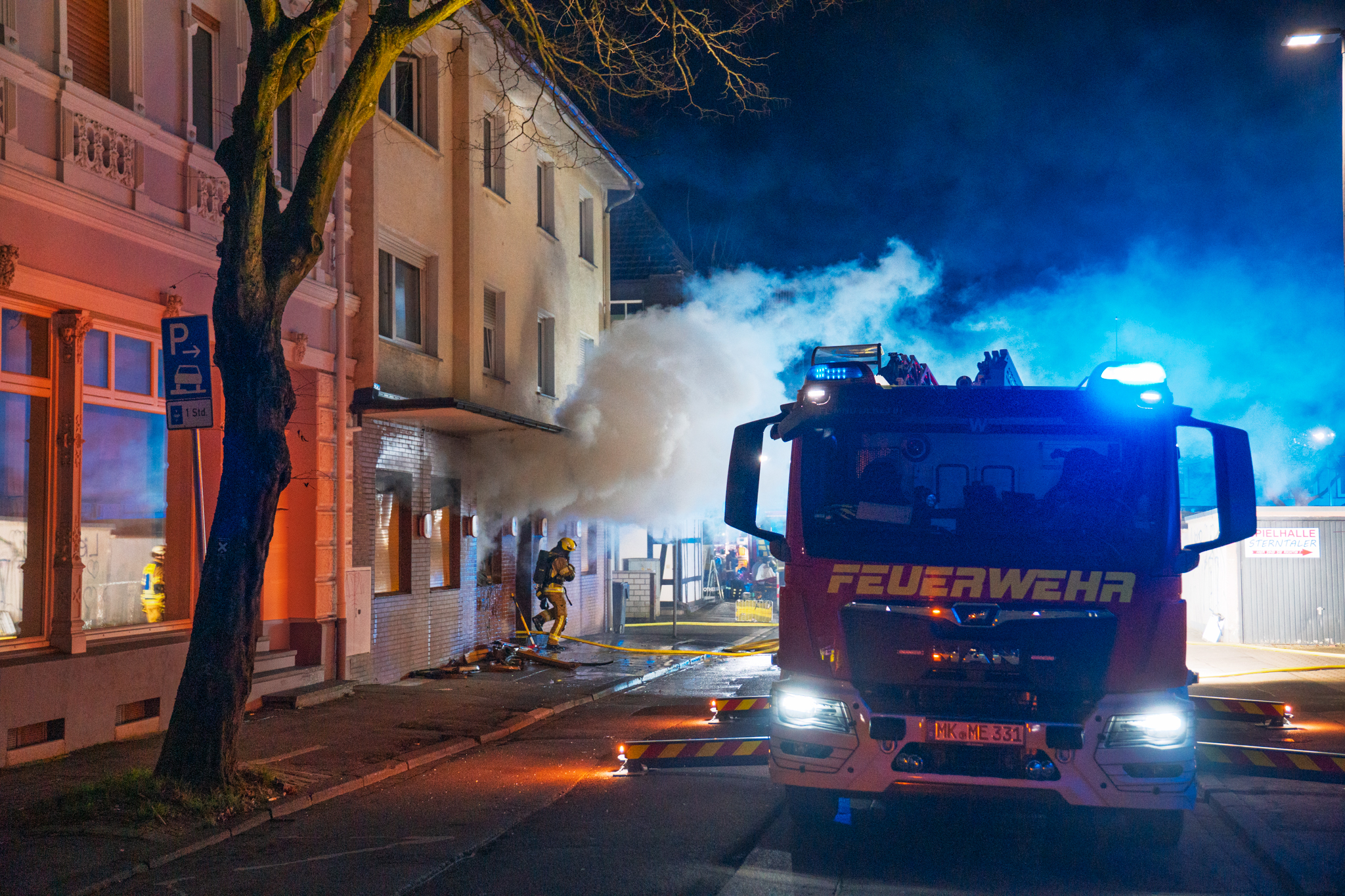 Gaststättenbrand in Mendener Innenstadt – Feuerwehr rettet 6 Bewohner