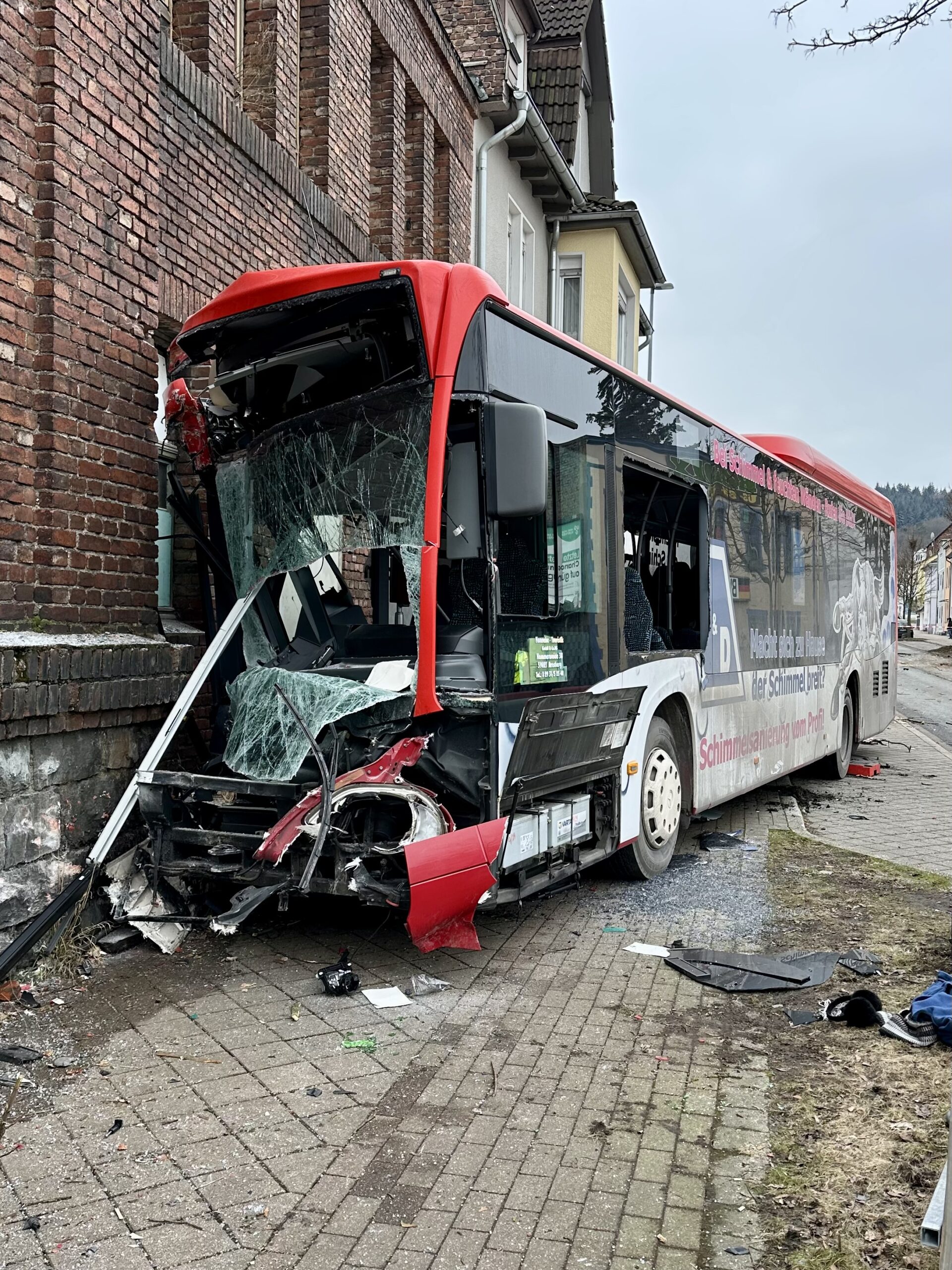 Schwerer Busunfall in Hemer: Fahrer außer Lebensgefahr – 300.000 € Schaden