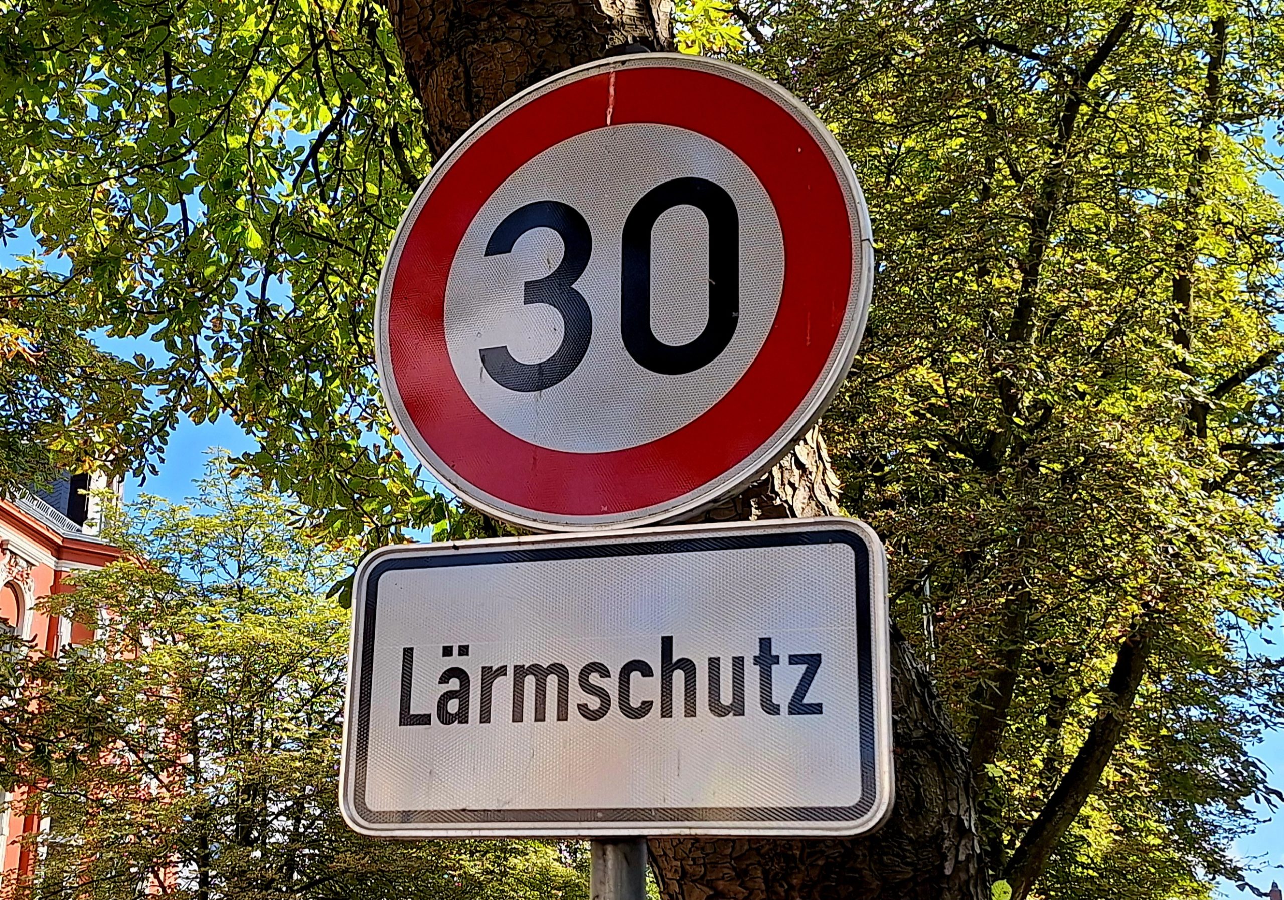 Hupkonzerte, Motorröhren, dröhnende Musik – Lautstarker Protest gegen „Larmschutz“-Tempo 30 auf B7 im Sauerland