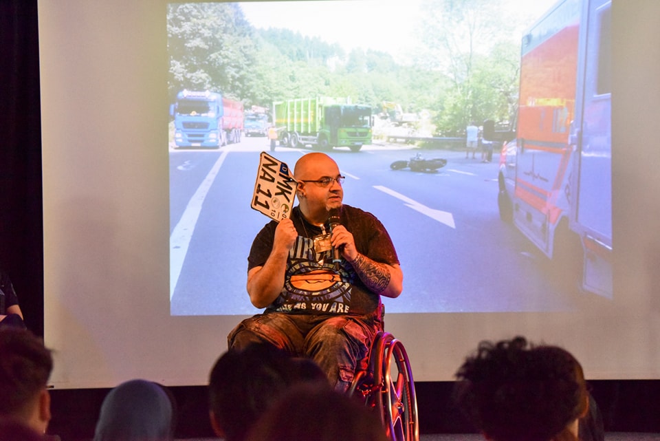 Mit zerschmetterten Knochen im Graben, mit 17 Jahren im Pkw-Wrack gestorben: Erschütternde Schilderungen beim Crash Kurs der Polizei Mit zerschmetterten Knochen im Graben, mit 17 Jahren im Pkw-Wrack gestorben: Erschütternde Schilderungen beim Crash Kurs der Polizei