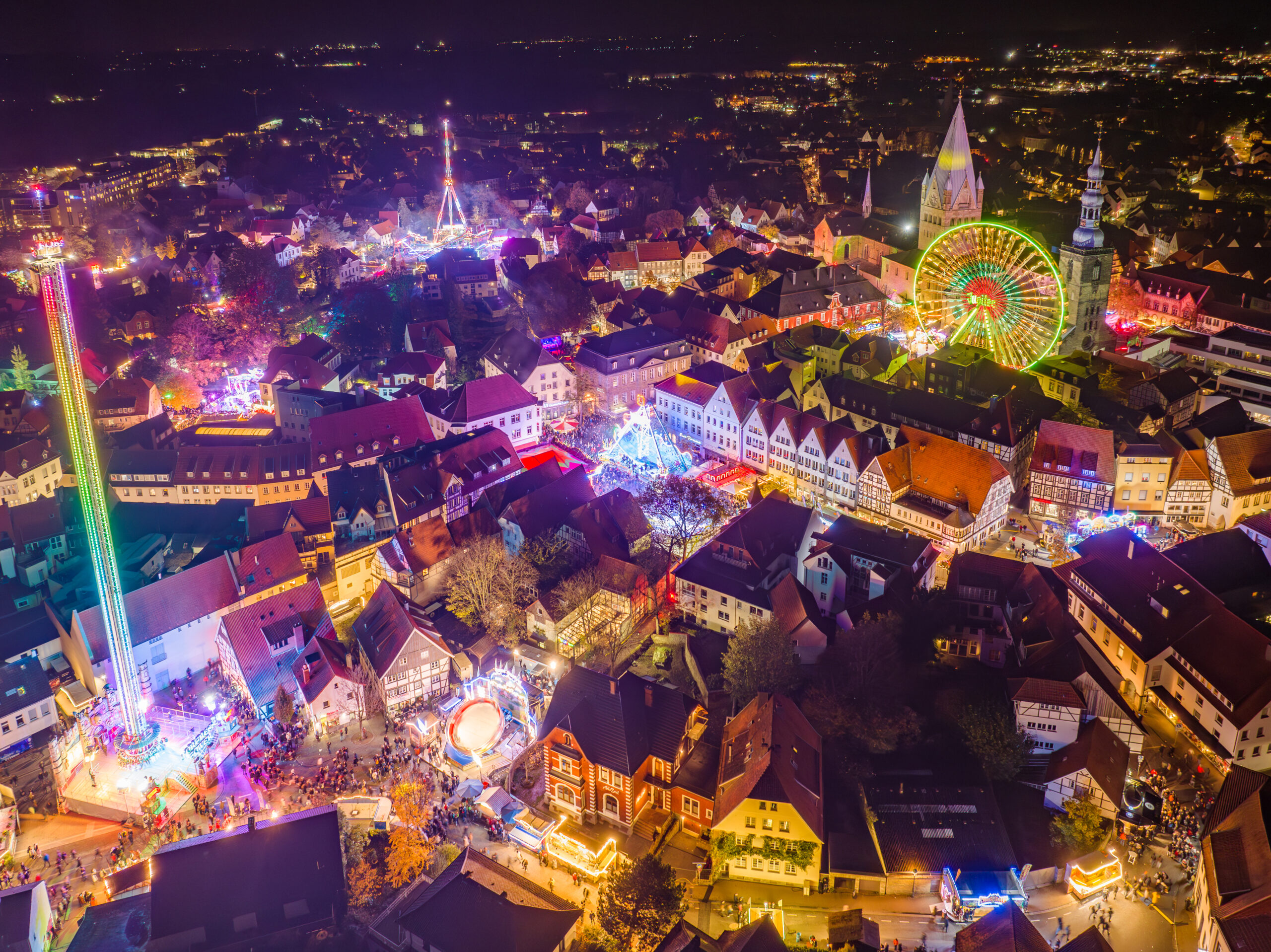 Drei Kilometer Fahrgeschäfte, 1 Mio. Besucher – Fünf Tage Ausnahmezustand bei der 687. Soester Allerheiligenkirmes winken Drei Kilometer Fahrgeschäfte, 1 Mio. Besucher – Fünf Tage Ausnahmezustand bei der 687. Soester Allerheiligenkirmes winken