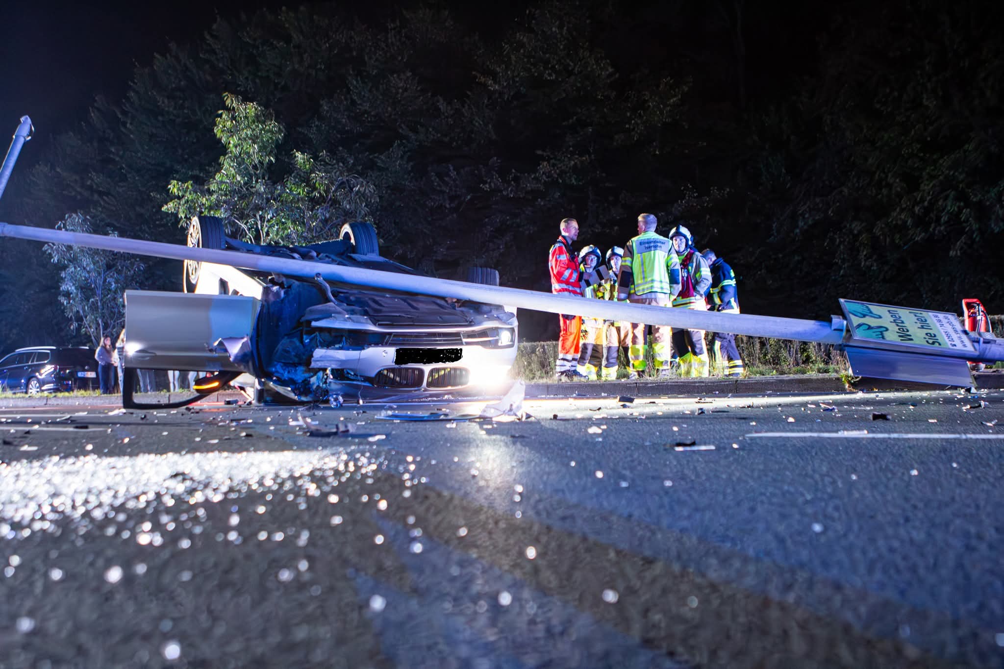 BMW überschlägt sich in Iserlohn – Feuerwehr kritisiert „Schaulustige“