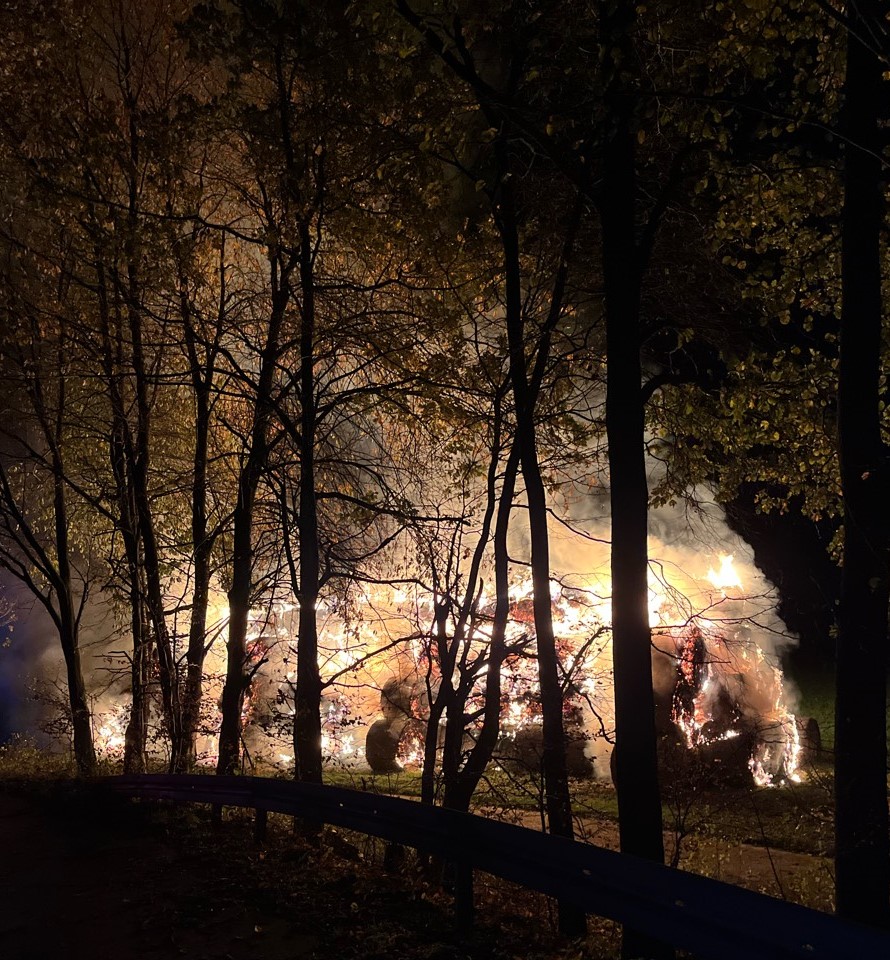 270 Strohballen brennen auf Feld im Kreis Soest – Hoher vierstelliger Schaden 270 Strohballen brennen auf Feld im Kreis Soest – Hoher vierstelliger Schaden