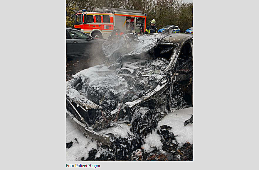 Mutter zündet Kinderfeuerwerk auf Parkplatz in Hagen – Mercedes geht in Flammen auf: 30.000 € Schaden Mutter zündet Kinderfeuerwerk auf Parkplatz in Hagen – Mercedes geht in Flammen auf: 30.000 € Schaden