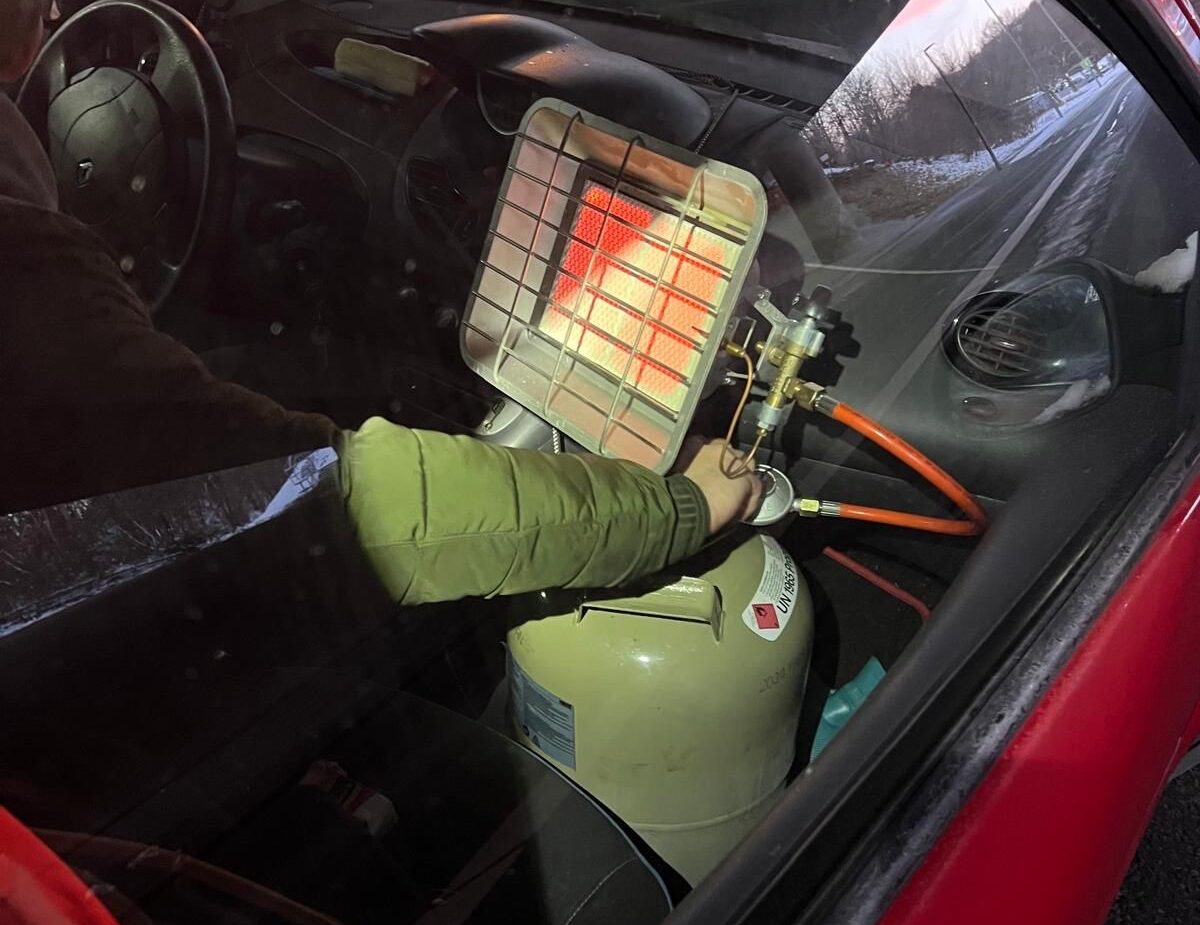 MK: Kalte Füße im Auto – Pkw-Fahrer betrieb Heizstrahler samt Gasflasche im Fußraum