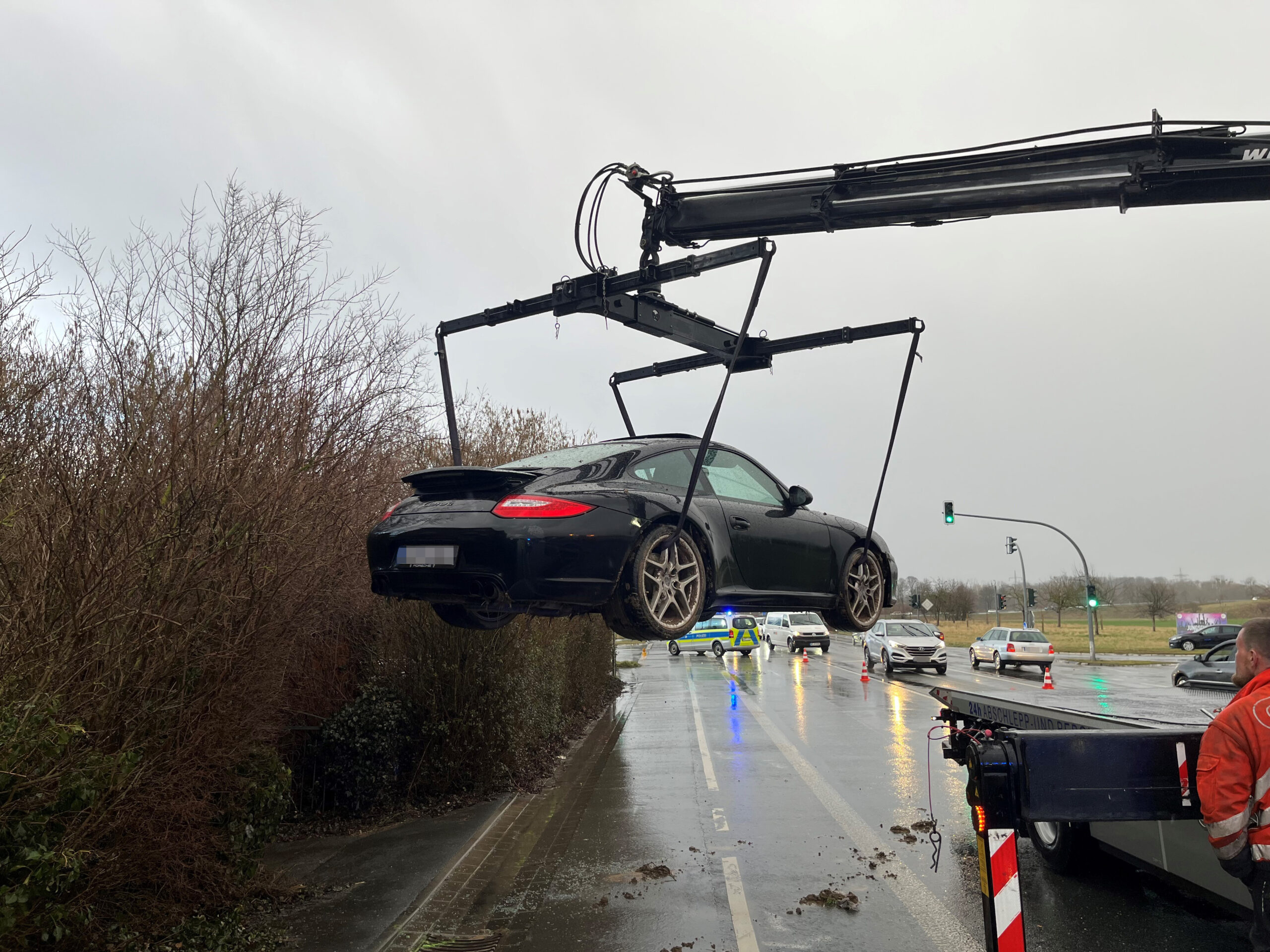 Porschefahrer flüchtet durch den Kreis Soest und baut mehrere Unfälle Porschefahrer flüchtet durch den Kreis Soest und baut mehrere Unfälle
