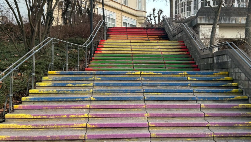 Nach Schwarz-Rot-Gold-Eklat: Neheimer Politik beendet Projekt „Regenbogentreppe“ – Kritik von offen.BUND Arnsberg Nach Schwarz-Rot-Gold-Eklat: Neheimer Politik beendet Projekt „Regenbogentreppe“ – Kritik von offen.BUND Arnsberg