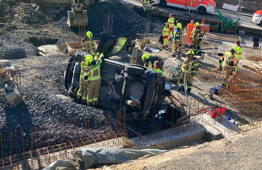 Malheur mit Folgen auf Parkplatz in Werl: 91-Jährige stürzt mit Pkw rückwärts in Baugrube