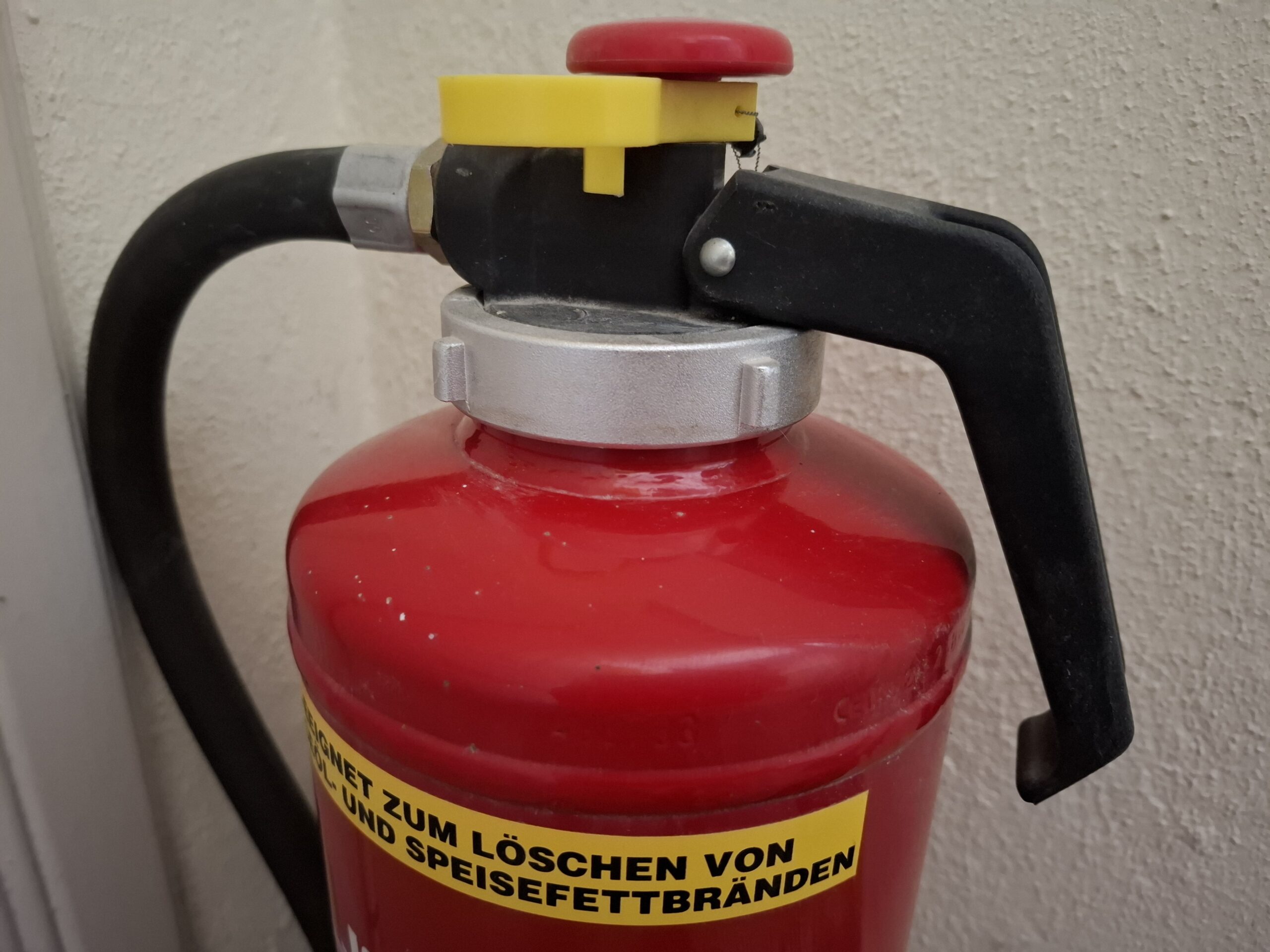 Gestört beim Fußballschauen im TV: 81-Jähriger besprüht Mitbewohner mit Feuerlöscher