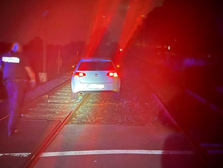 Hamm: Pkw landet im Gleisbett – Schranken beidseitig geschlossen, Warnsignal ertönt