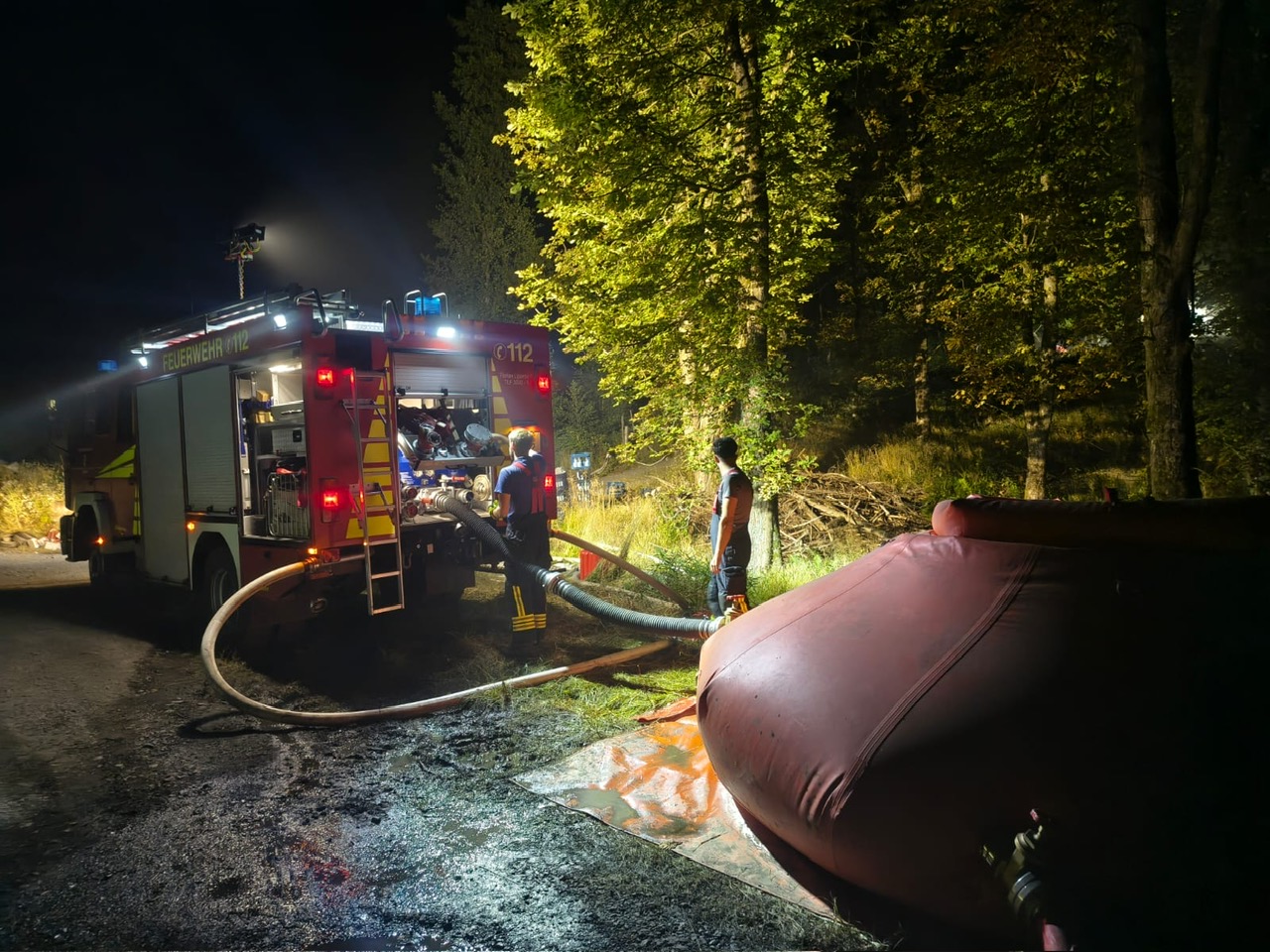 Großräumiger Waldbrand am Möhnesee: Löscharbeiten dauern auch am dritten Tag weiter an
